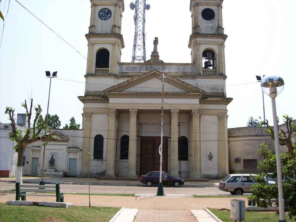 Iglesia San José frente a la plaza Independencia.