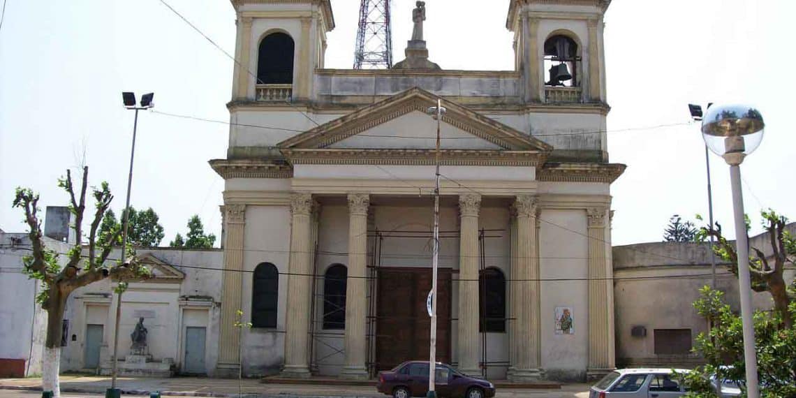 Iglesia San José frente a la plaza Independencia.