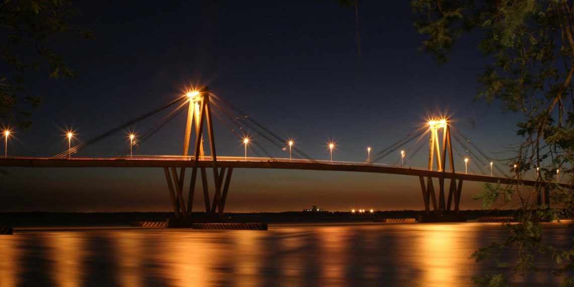 Puente General Belgrano de noche. Ciudad de Corrientes