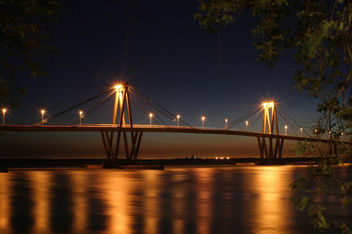 Puente General Belgrano de noche. Ciudad de Corrientes