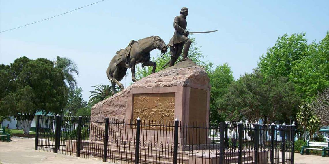 Monumento al General Joaquín Madariaga y sus 108 valientes en la Plaza Independencia.
