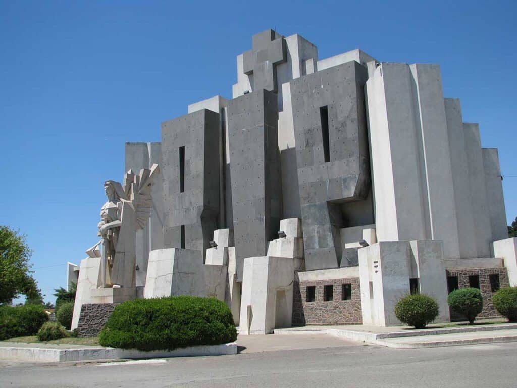 Portal del Cementerio de la Ciudad de Azul, obra de Salamone - Buenos Aires - Argentina.