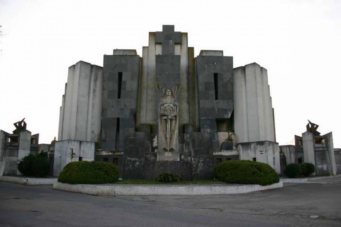 Portada del Cementerio Unico de Azul