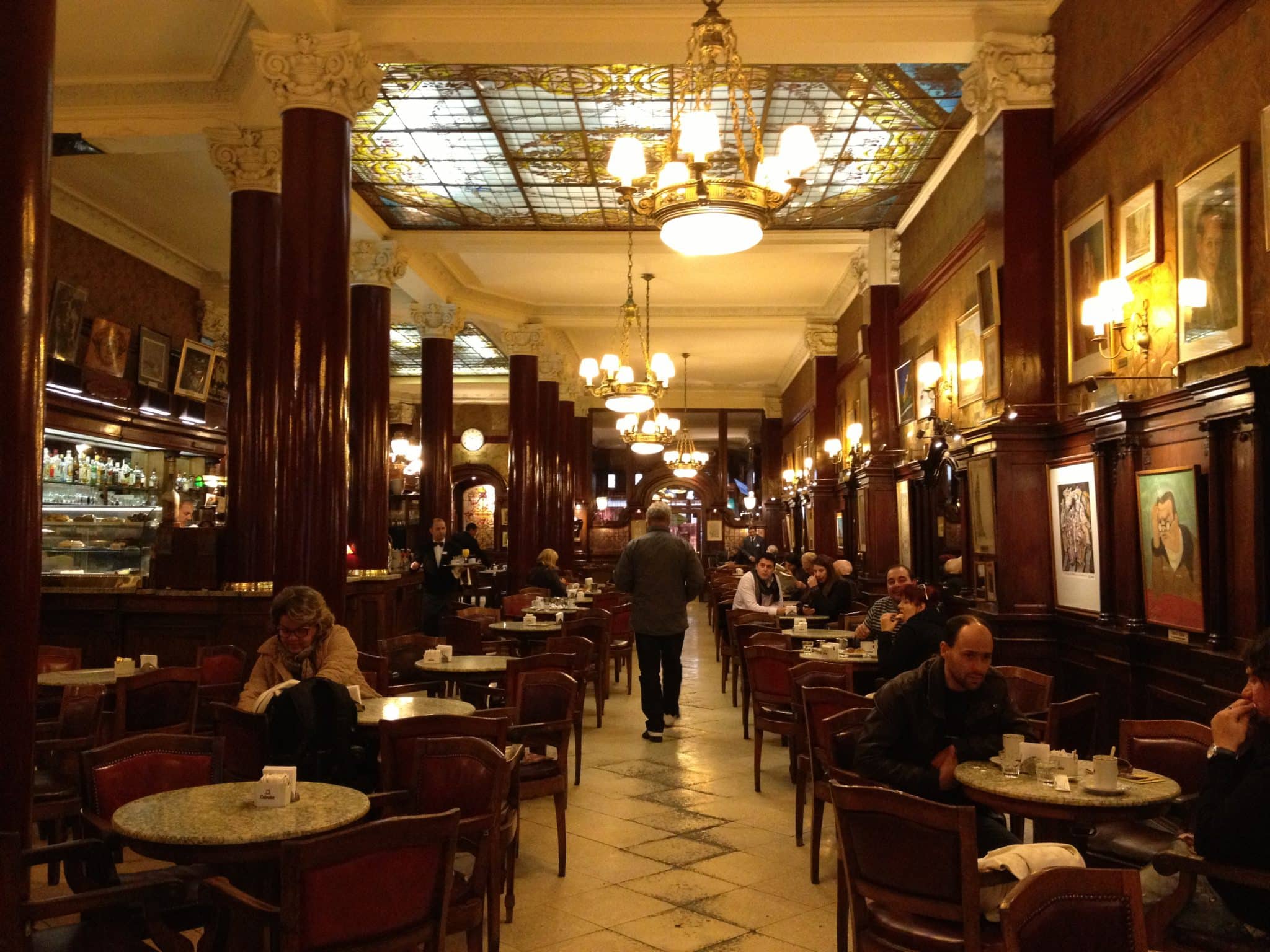 El clásico Café Tortoni, el mas antiguo de Buenos Aires Tripin