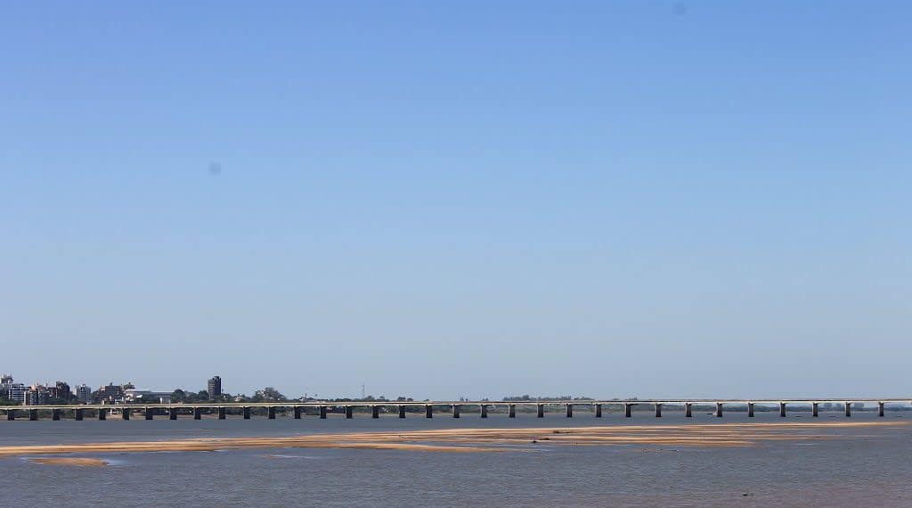 Rio Uruguay y de fondo Puente Internacional Agustín P. Justo - Getúlio Vargas, Paso de los Libres, Corrientes