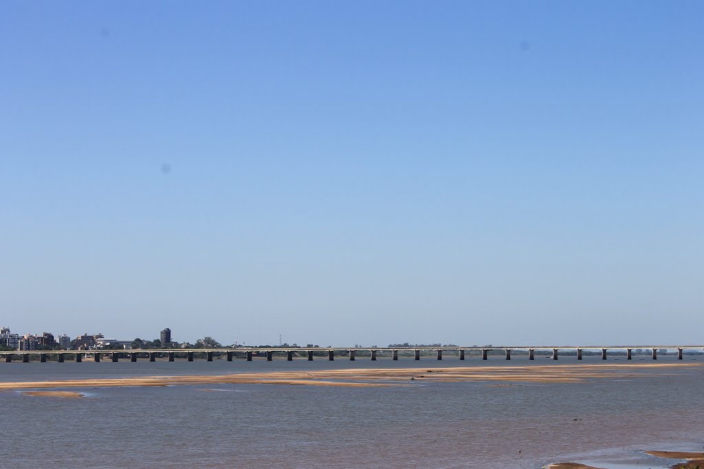 Rio Uruguay y de fondo Puente Internacional Agustín P. Justo - Getúlio Vargas, Paso de los Libres, Corrientes