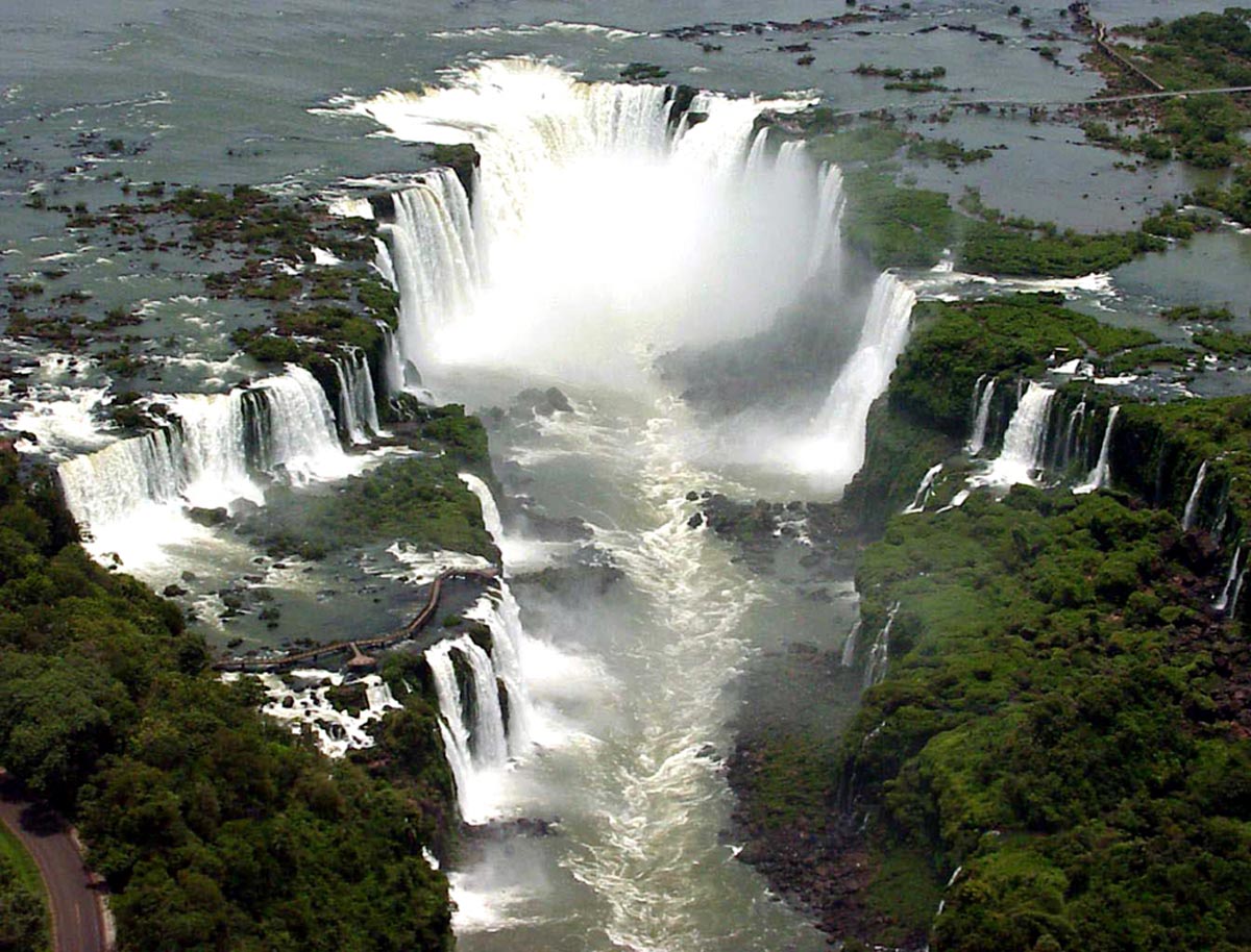 Широкий водопад в южной америке. Река Парана Игуасу. Водопад Игуасу на реке Парана. Водопады Игуасу Аргентина горло дьявола. Река Парана Бразилия.