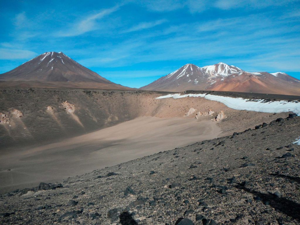 Cráter Overo con volcanes Chiliques y Lejía - Mapio.net