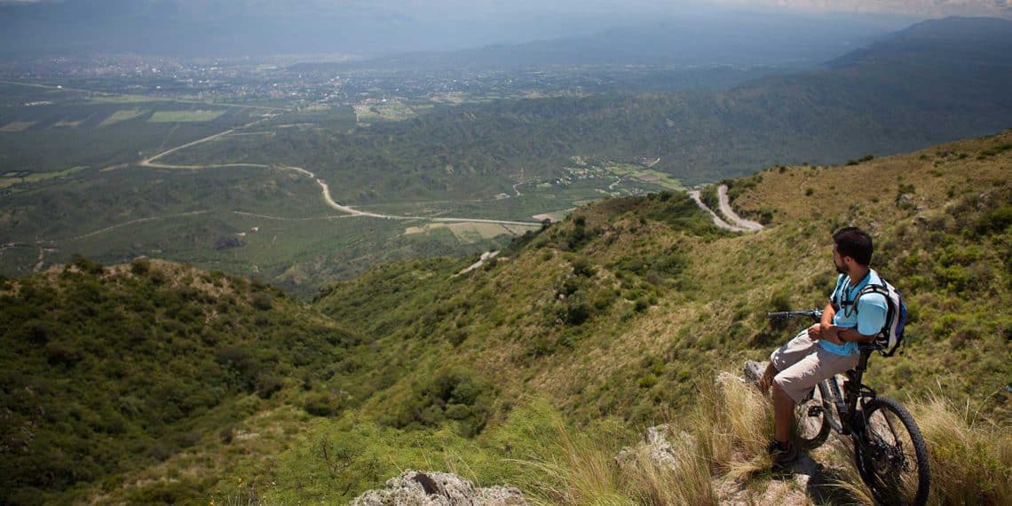 Vista desde la Cumbre de la Cuesta del Portezuelo, Catamarca - www.turismo.catamarca.gob.ar - ph Carolina Cabrera
