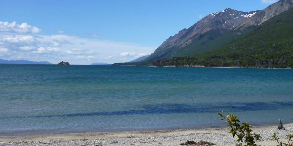 Lago Fagnano, Tierra del Fuego - ph www.aguaspatagonicas.co