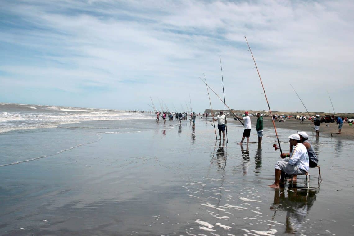 Pesca de costa en El Cóndor, Viedma, Río Negro