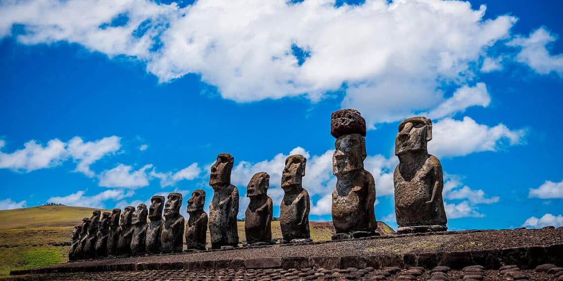 Los 15 moais de Ahu Tonga Riki en Rapa Nui, Isla de Pascua