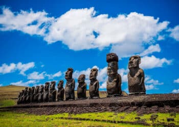 Los 15 moais de Ahu Tonga Riki en Rapa Nui, Isla de Pascua
