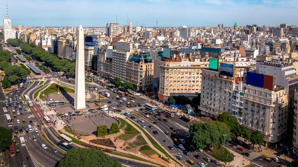 El Obelisco en medio de la avenida 9 de julio, una postal de la Ciudad Autónoma de Buenos Aires