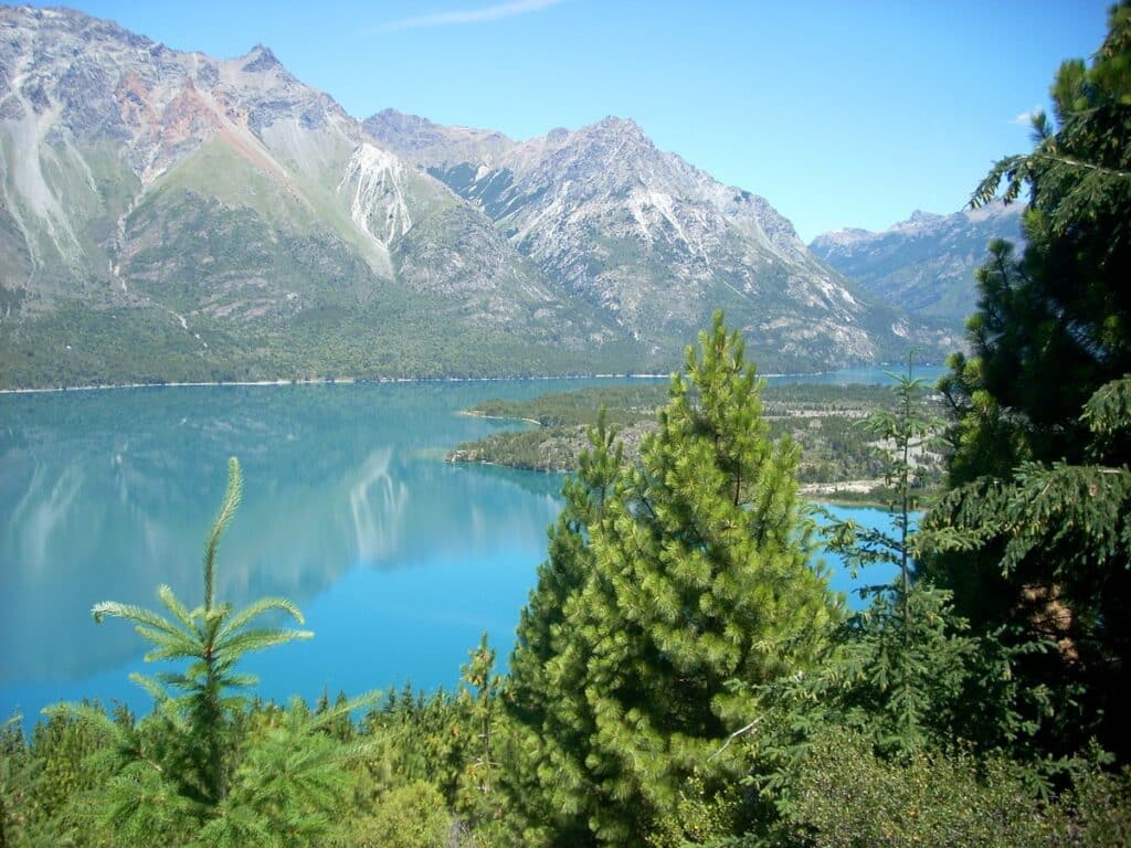 Impresionante vista del Lago Cholila en la Provincia de Chubut