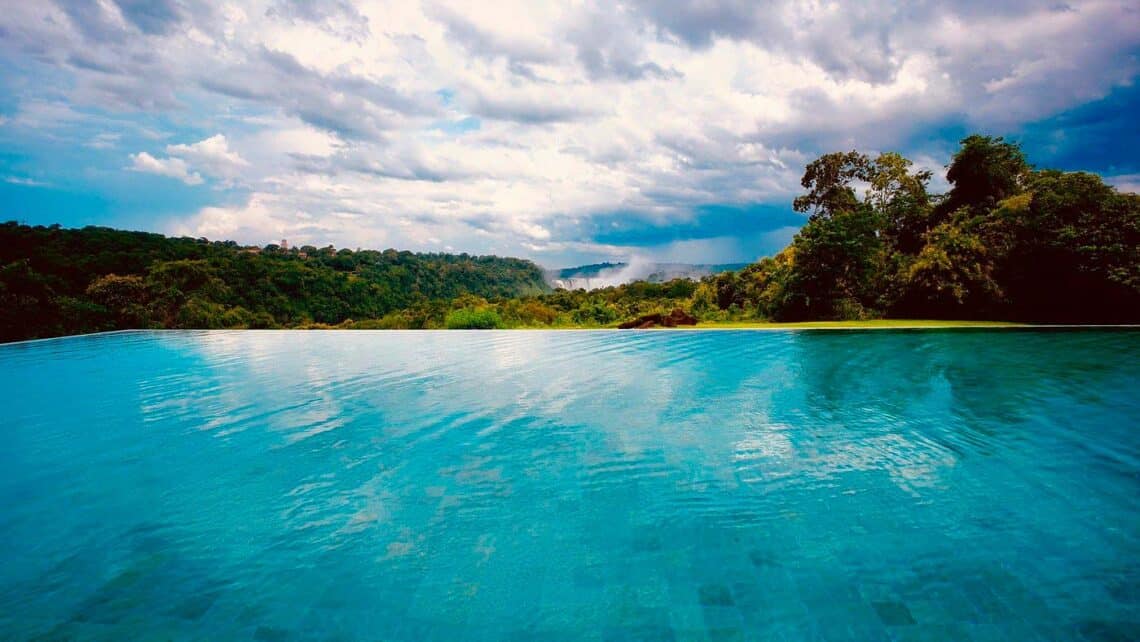 Gran Meliá Iguazú, con su pileta infinita y las cataratas de fondo